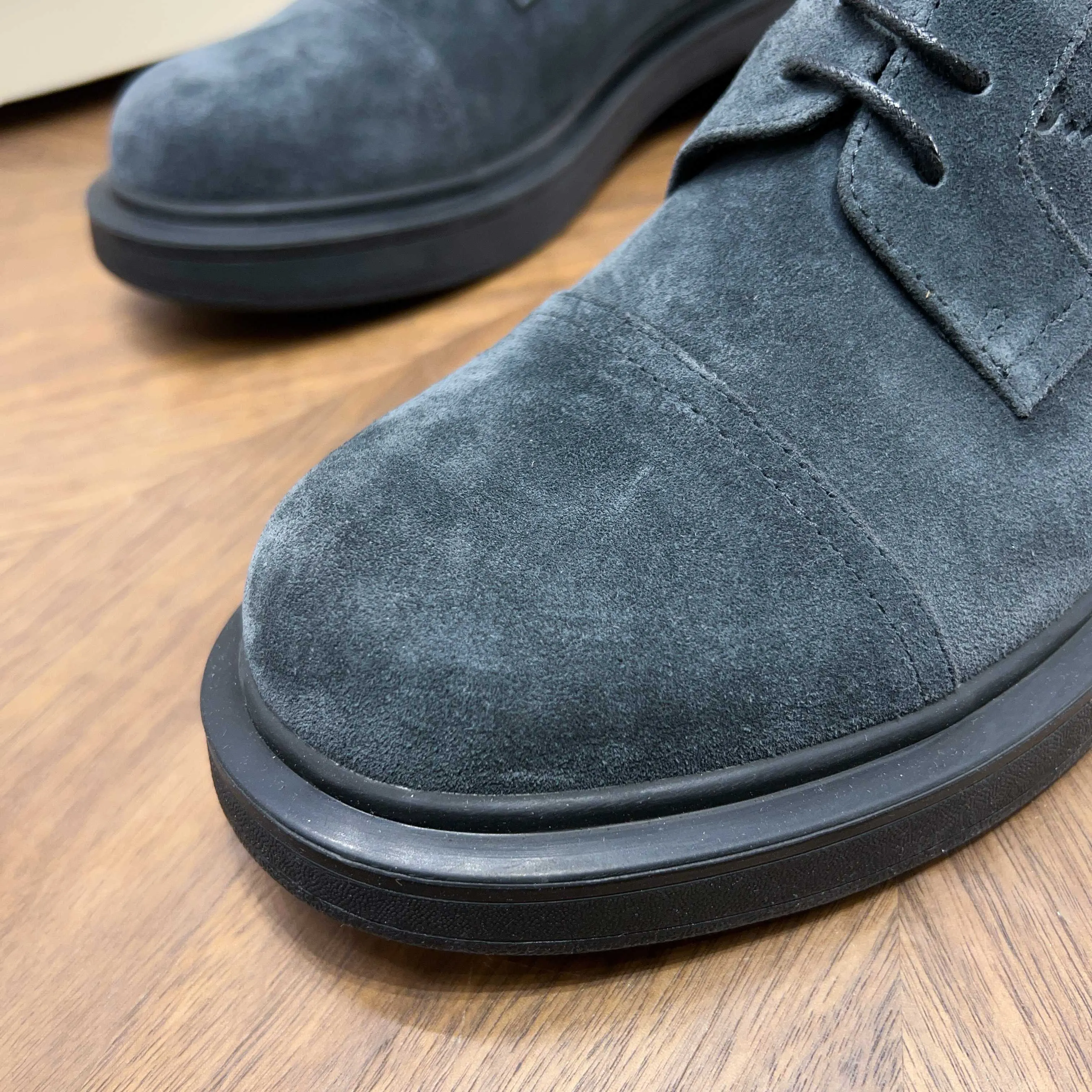 💰780 Gucci/Gucci new men’s lace-up shoes with GG details, matte cow leather derby shoes! The design of this men's lace-up shoe is rooted in the brand's heritage. Crafted from premium waxed cow leather, it is embellished with GG printed embossed suede leather details, a nod to Gucci's iconic monogram. The rubber sole decorated with GG pattern adds a touch of modern fashion to this design. Typical three-joint style design. European and American classic version, full calfskin lining. The overall upper texture is soft and the lining is comfortable and breathable. 2CM thickened soft rubber sole, easy to control. Versatile and stylish upper foot, multiple colors available to meet different matching needs, complete package! Size: 39-40-41-42-43-44 leather shoe size (38.45.46 can be customized)